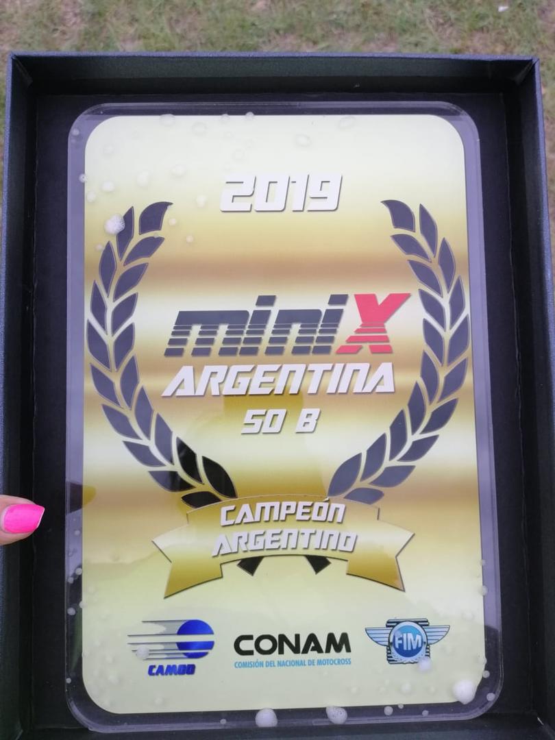 EL ESPECIAL. La placa acrílica que certifica su condición de rey máximo de la categoría se sumó al equipaje de “Fran” que también se vino con la copa que le correspondía por haber quedado segundo en Trenque Lauquen.