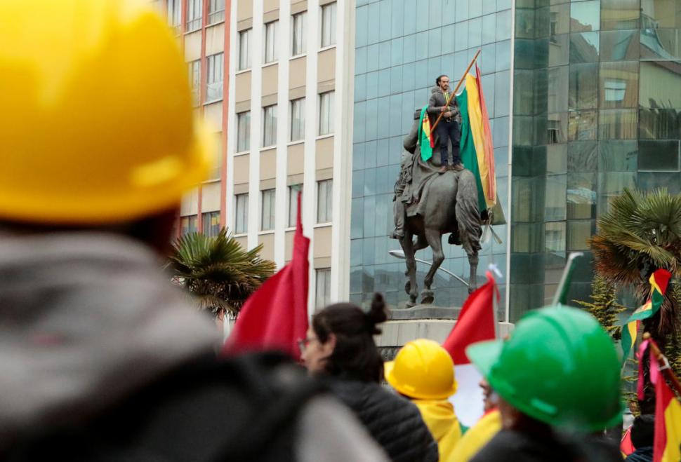 EN LA PAZ. Un opositor se “subió” al lomo del caballo del mariscal Sucre.  