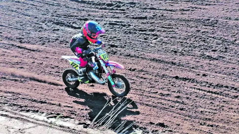 VELOCIDAD. Villagra no dejó que las dificultades del circuito, que estaba muy roto por el paso de las máquinas, frenaran a la KTM 50 modelo 2018 que fue su fiel compañera durante toda la temporada.  