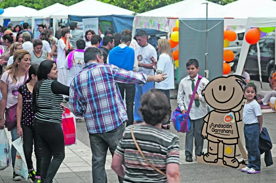 EDICIÓN ANTERIOR. La plaza se llenó de visitantes, para informarse sobre el trabajo de las organizaciones.