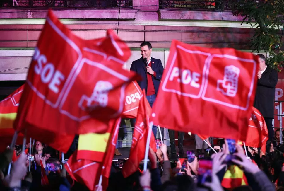 PEDRO SÁNCHEZ. En compañía de otros miembros sale a celebrar la victoria en la sede del PSOE, en Ferraz. 