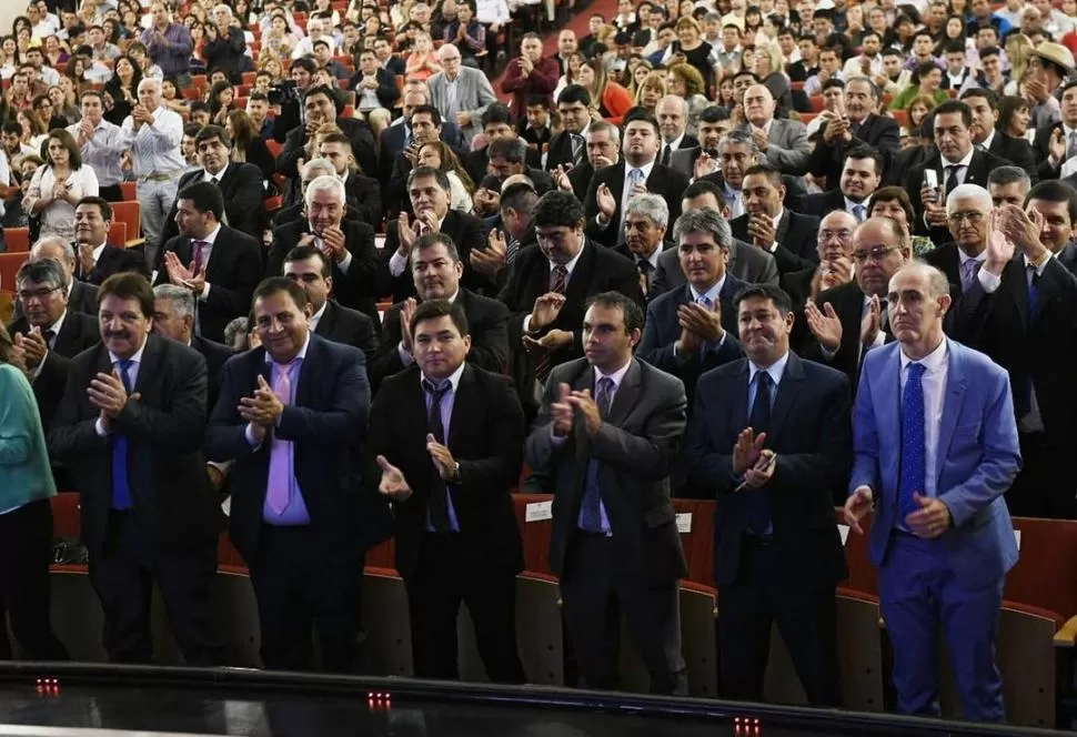 EN EL MERCEDES SOSA. Los 93 comisionados rurales fueron puestos en función la semana pasada, en una ceremonia masiva encabezada por Manzur. 