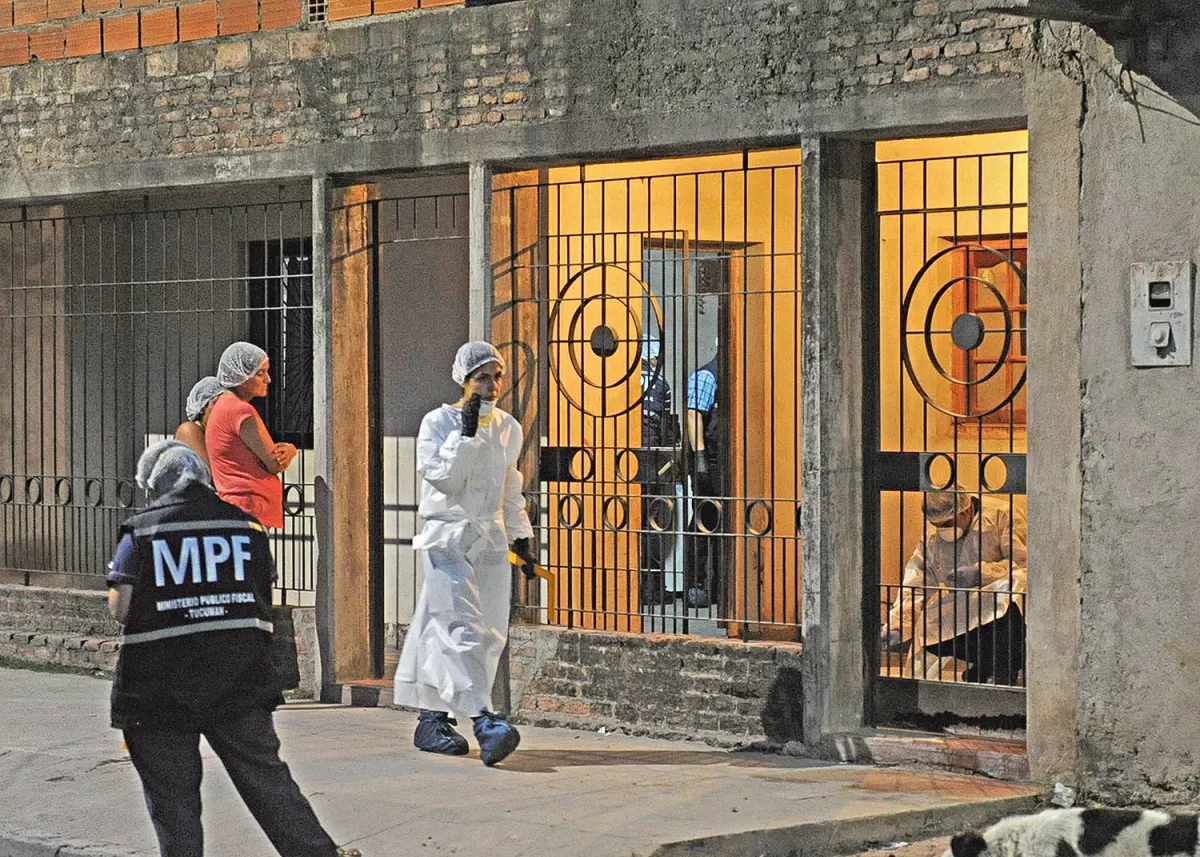 PRUEBAS. Los equipos técnicos marcan los rastros de la tragedia, tanto afuera como adentro de la vivienda. LA GACETA/FOTO DE HÉCTOR PERALTA