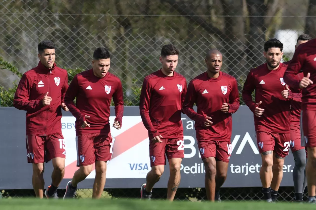 Quintero -segundo desde la izquierda- podrá estar ante Estudiantes, de Caseros. (FOTO TOMADA DE Twitter @RiverPlate)