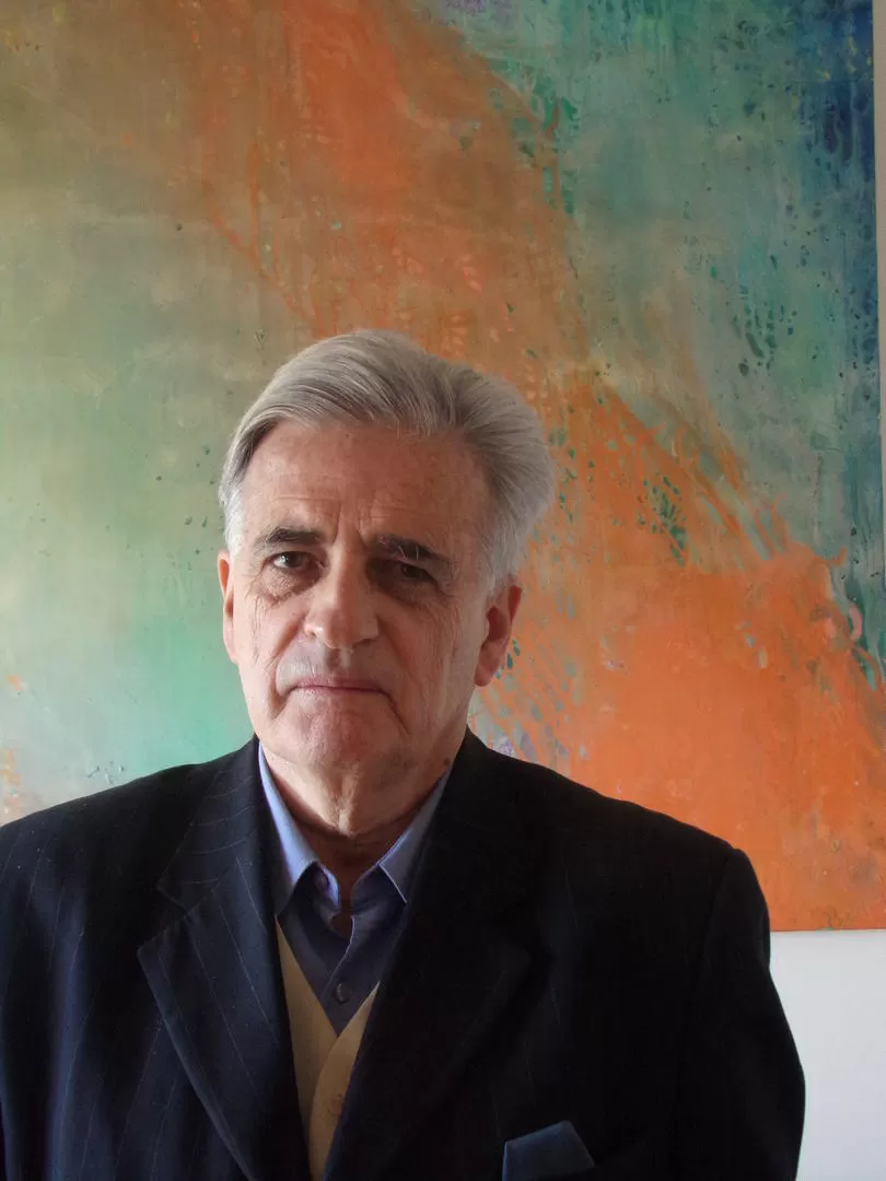 PROLÍFICA PRODUCCIÓN. El tucumano Adolfo Colombres trabaja desde hace muchos años en forma simultánea en una novela y un ensayo. 