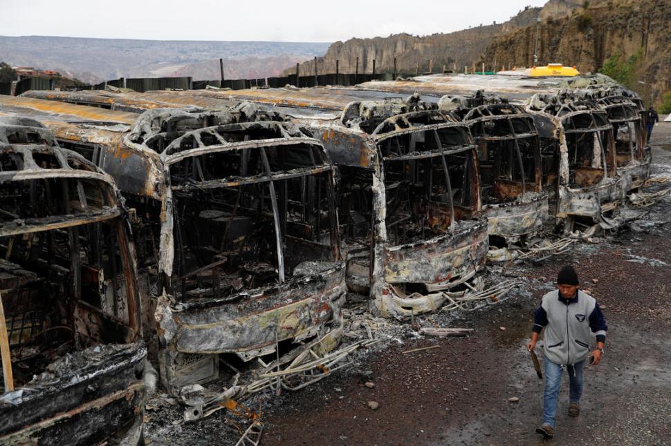 PARA EL OLVIDO. Los restos calcinados de las unidades del transporte público reflejan la violencia y la intolerancia. fotos reuters 