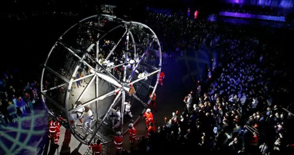 PUESTA EN ESCENA. Una superproducción con el cuerpo y la tecnología, que afecta todos los sentidos.  