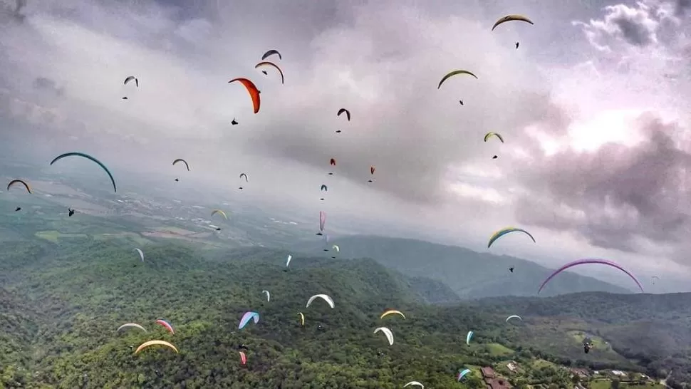 ESPECTÁCULO. Muchos tucumanos se acercaron a Loma Bola para ver la salida.  