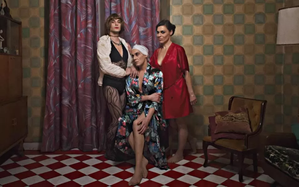 “SILICONA LÍQUIDA”. La trama se centra en un adolescente que enfrenta dificultades para cambiar de género. 