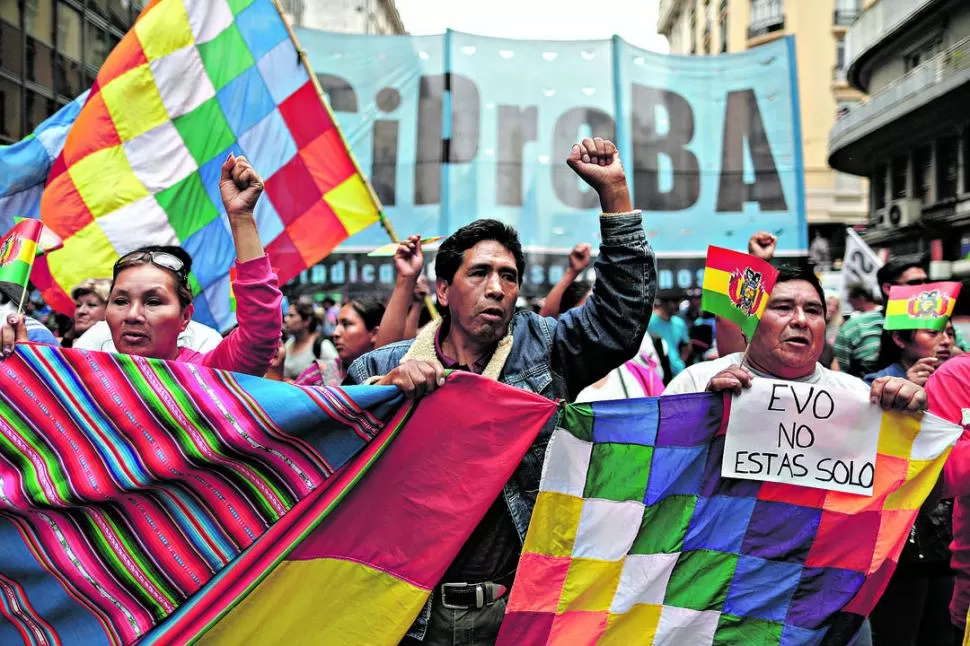 BUENOS AIRES. Los colores de la wiphala, que representa a las comunidades andinas, se instalaron en el Obelisco. reuters