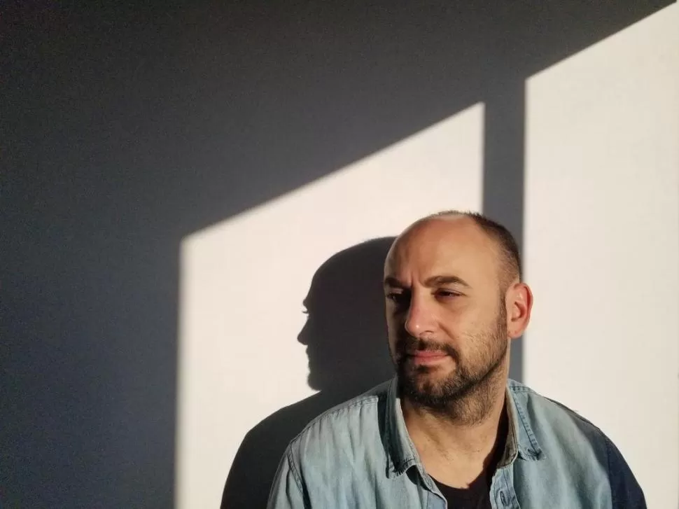 DAMIÁN HUERGO. El escritor y periodista posa durante la entrevista en la que habló sobre su obra. 