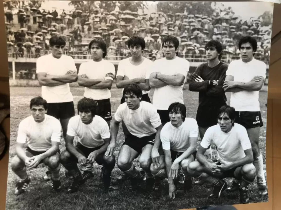 INOLVIDABLE. En la foto, uno de los más recordadas formaciones de Concepción FC en los años 80. Arriba de izquierda a derecha, Hugo Barrionuevo, Carlos Suárez, Héctor Centeno, Pedro Ceballos, Ricardo Reartez y Juan Carlos Daza. Abajo, José Rafael Tártalo, Héctor González, Pedro Olalla, César Pacheco y Oscar Eduardo Juárez. Los hinchas “cuervos” como extrañan las alegrias que le dio este equipo.  