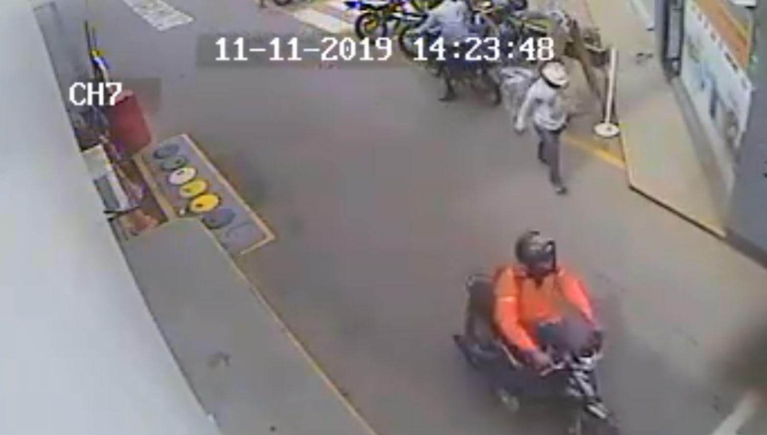 LA FUGA. Tres de los cuatro hombres quedaron retratados en esta escena: el albañil y los dos que se movilizaban en motos. 