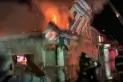 Impactante: mirá el derrumbe de un histórico edificio incendiado en Chile