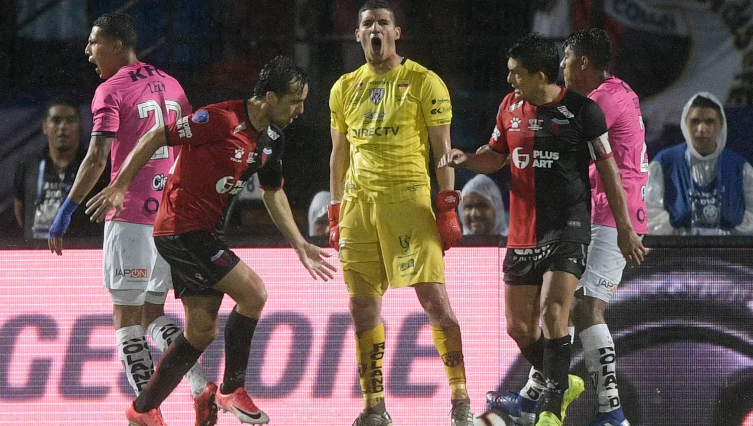 Así festjó Jorge Pinos después de atajarle el penal al Pulguita Rodríguez. (FOTO TOMADA DE Twitter @Sudamericana)