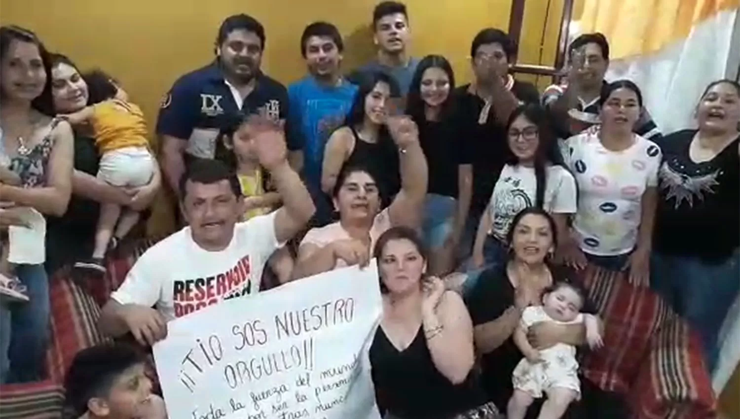 La familia del Pulguita se reunió para enviarle fuerzas desde Tucumán. 