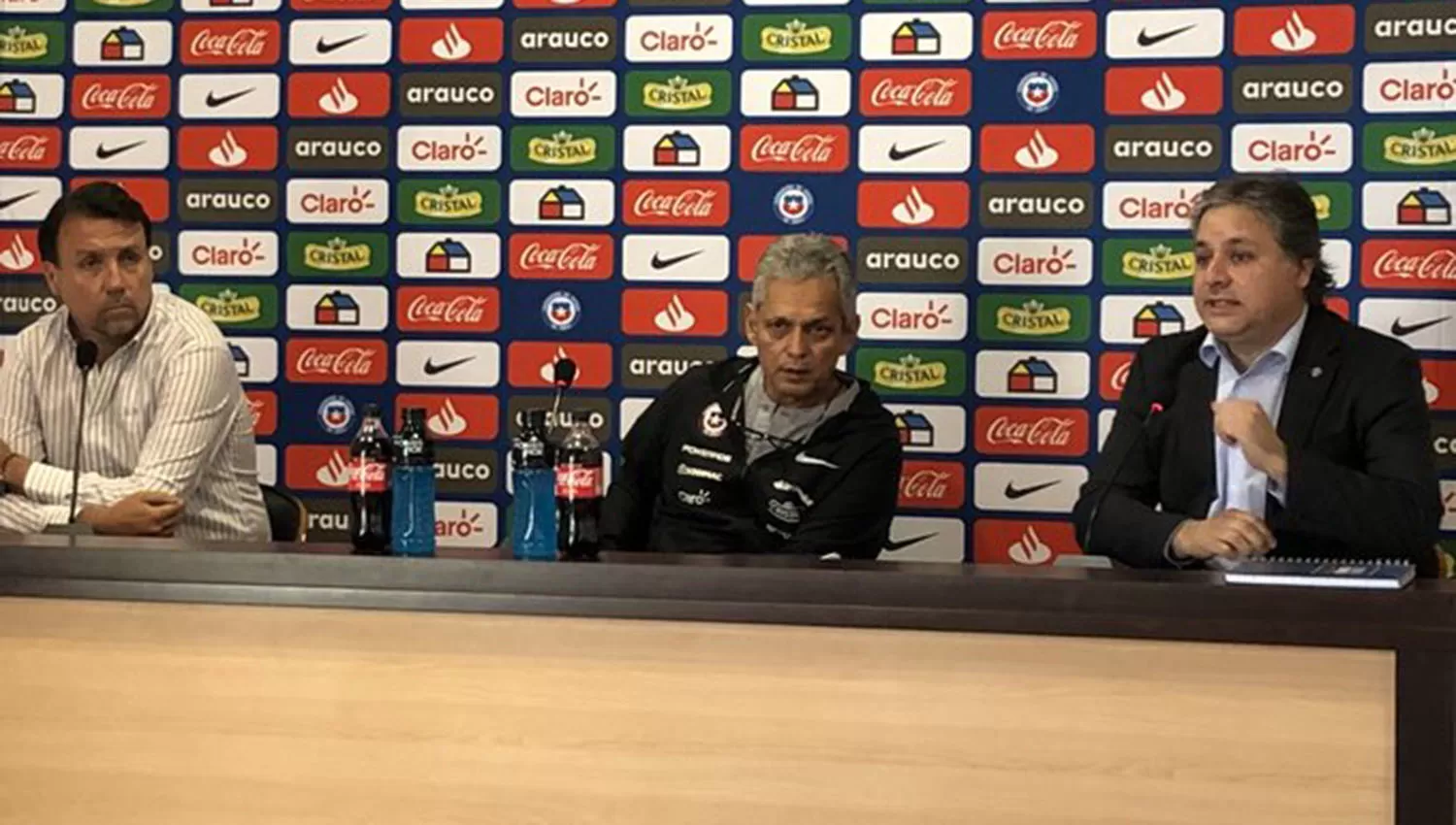 Reinaldo Rueda (centro), durante la conferencia de prensa de hoy. (FOTO TOMADA DE TWITTER @LaRoja)