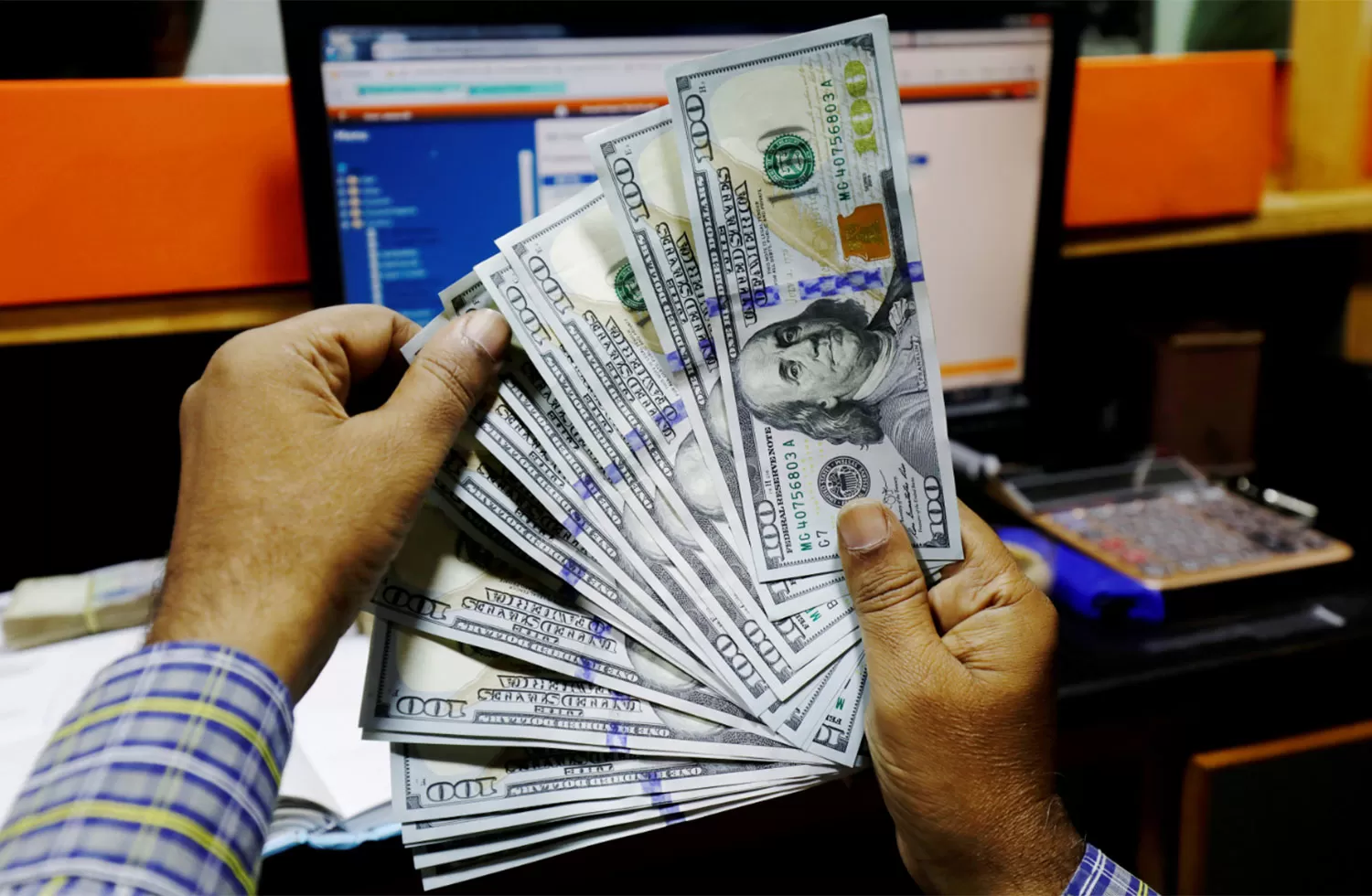 El dólar cerró con una leve suba y alcanzó los $ 63