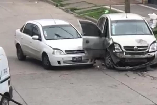 Chocó el auto de su ex pareja 14 veces para evitar que se llevara sus pertenencias de la casa