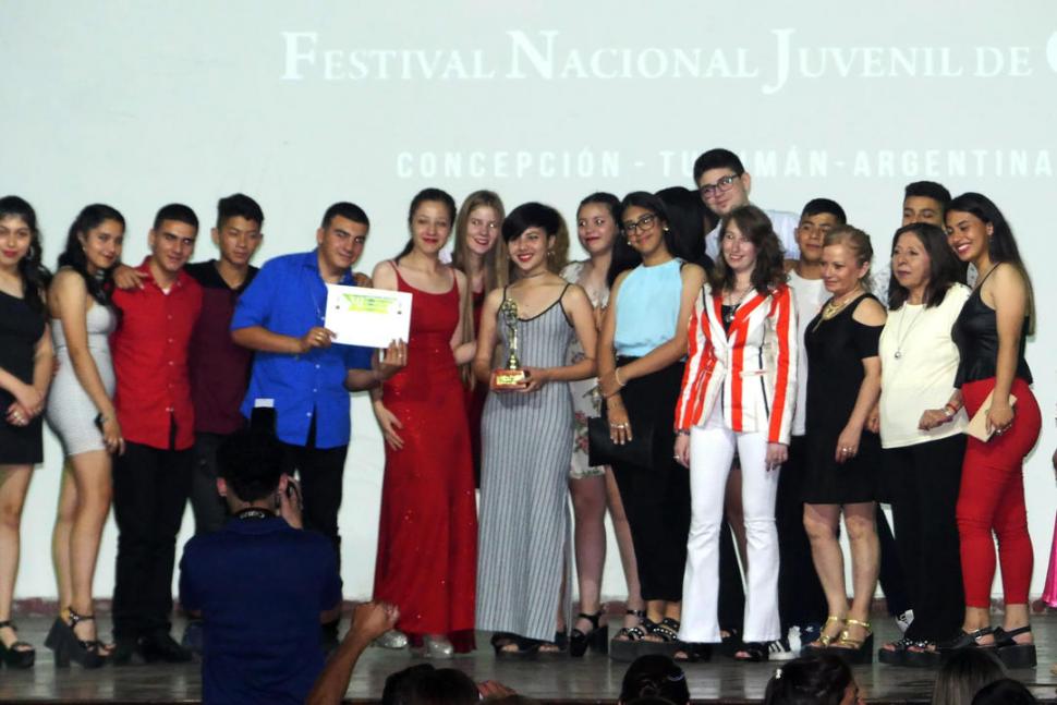 ACTO DE PREMIACIÓN. Los ganadores con sus trofeos y diplomas. 