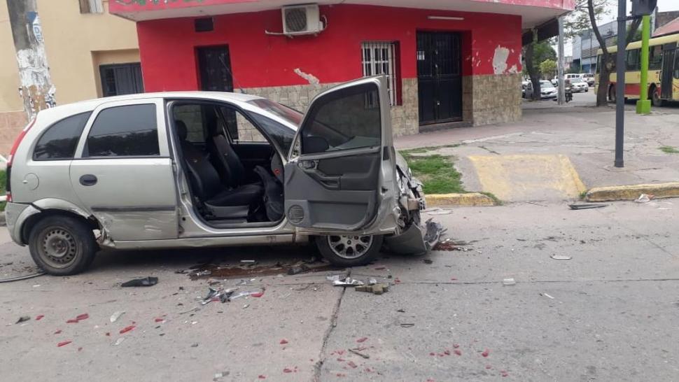 DAÑOS. En Ejército del Norte y Corrientes quedó abandonada la Meriva que conducía la víctima. Mientras que el Corsa II del acusado (izquierda), embistió un árbol después de haber transitado más de 15 cuadras sin una cubierta delantera.