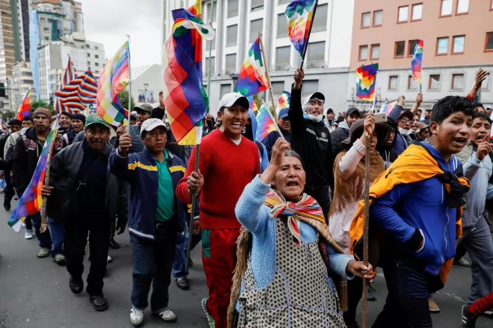 DESAFIANTES. Para los defensores de Evo, “¡la wiphala se respeta, carajo!”.  