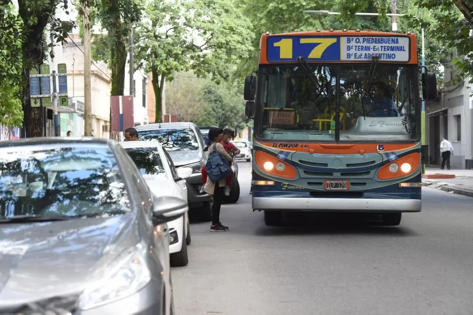 NUEVO PEDIDO DE AUMENTO. Los empresarios consideran que el déficit crítico del sector debe ser financiado con el ajuste de la tarifa y con subsidios. LA GACETA / FOTO DE Analía Jaramillo (ARCHIVO)