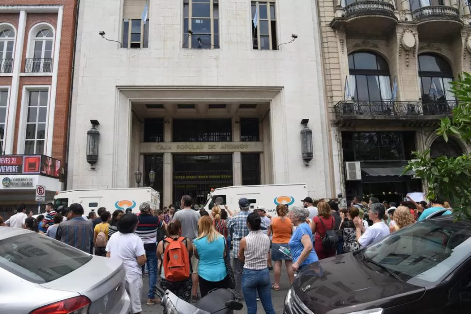 MARCHA. Los quinieleros se concentraron frente a la sede de la Caja. la gaceta / Foto de José Nuno