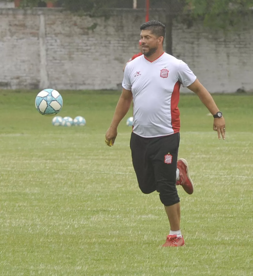 PASO A PASO. Sergio Gómez hace jueguito durante un entrenamiento del “Santo” en el complejo “Natalio Mirkin”, en Cevil Redondo. El director técnico considera que el equipo debe mantener la atención durante los tres partidos que restan para que finalice la primera parte del certamen. Recién luego de ello harán un balance. la gaceta / foto de ANTONIO FERRONI