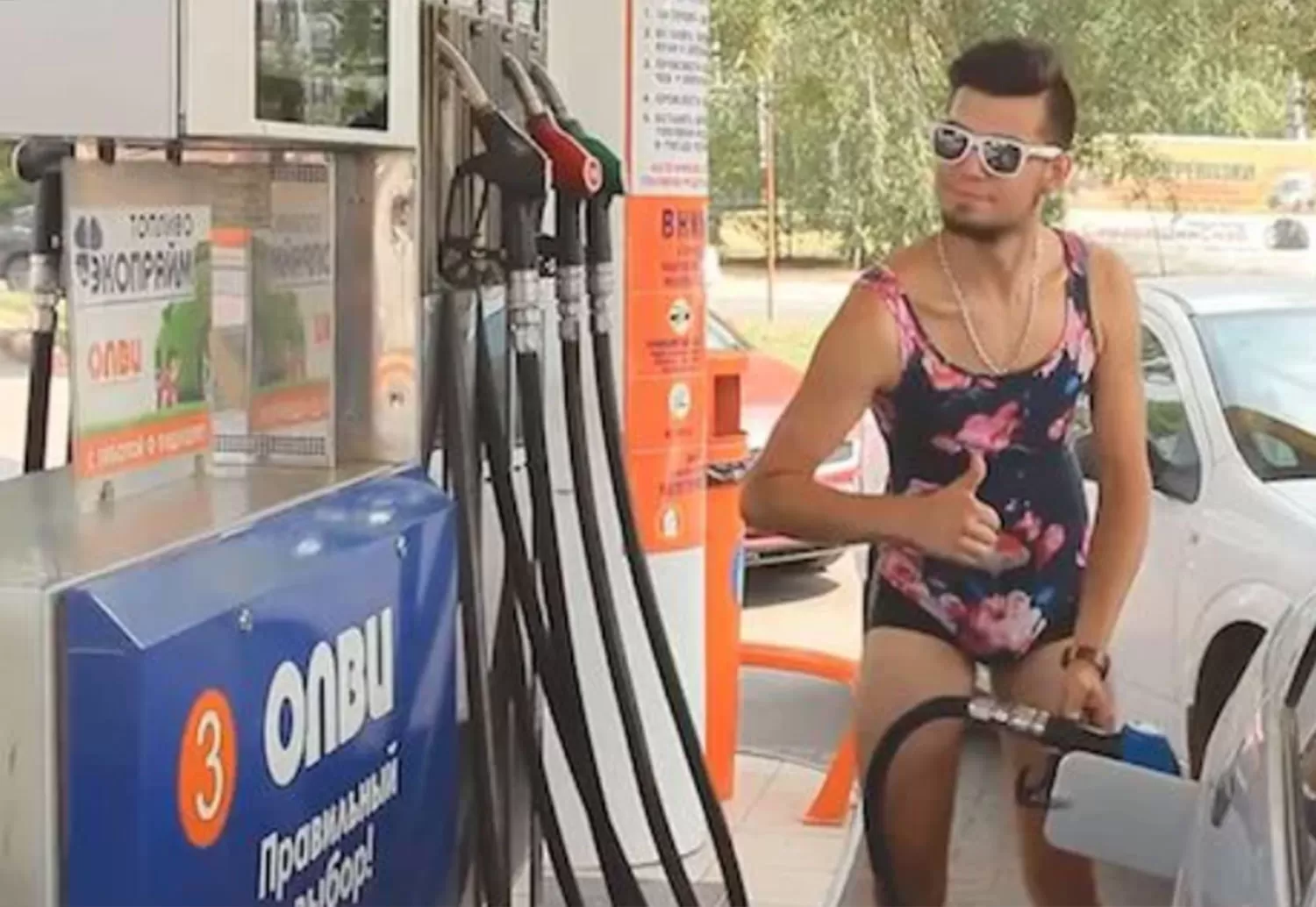 Una promoción divertida: ofrecieron nafta gratis a quienes fueron a cargar de bikini y tacos