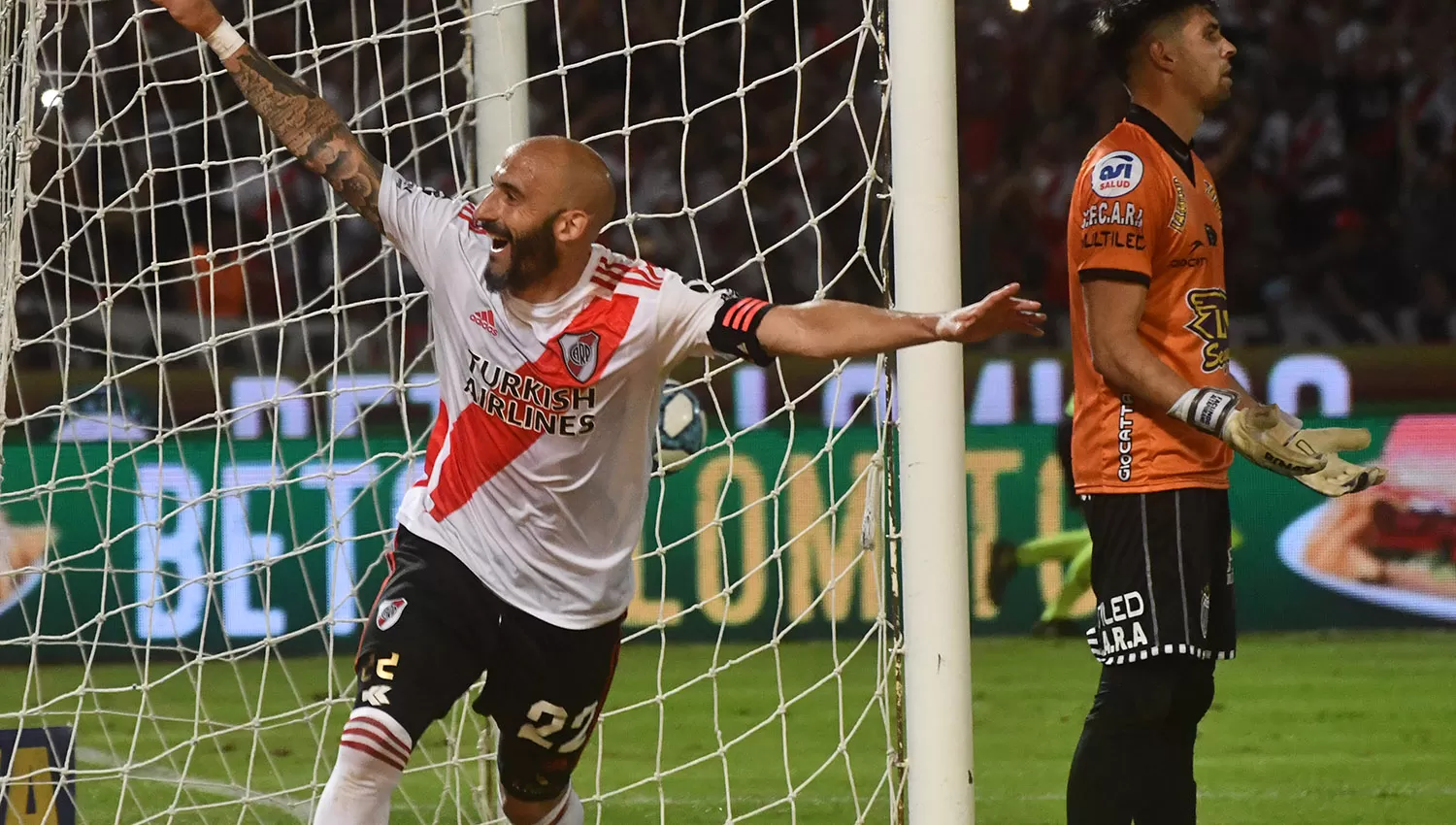 El festejo de Javier Pinola después del gol. (TÉLAM)