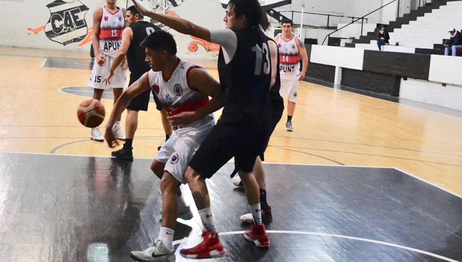 Matías Palacio, en la acción defendiendo a Barrionuevo, base de Estudiantes. (FOTO TOMADA DE CC BASKET)