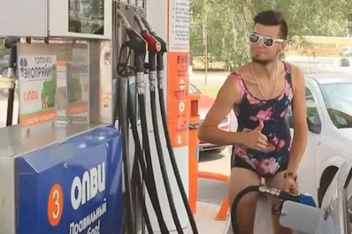 Una promoción divertida: ofrecieron nafta gratis a quienes fueron a cargar de bikini y tacos