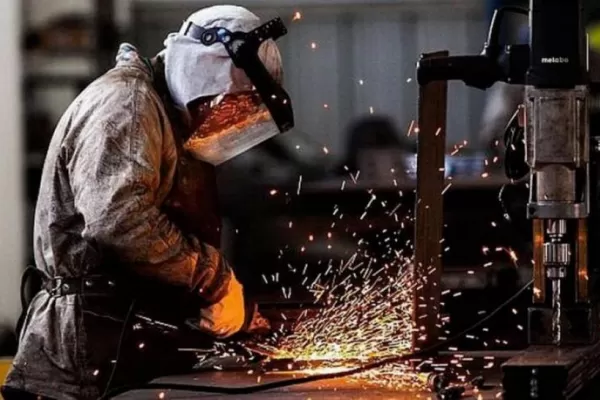 Las plantas industriales siguen trabajando a media máquina