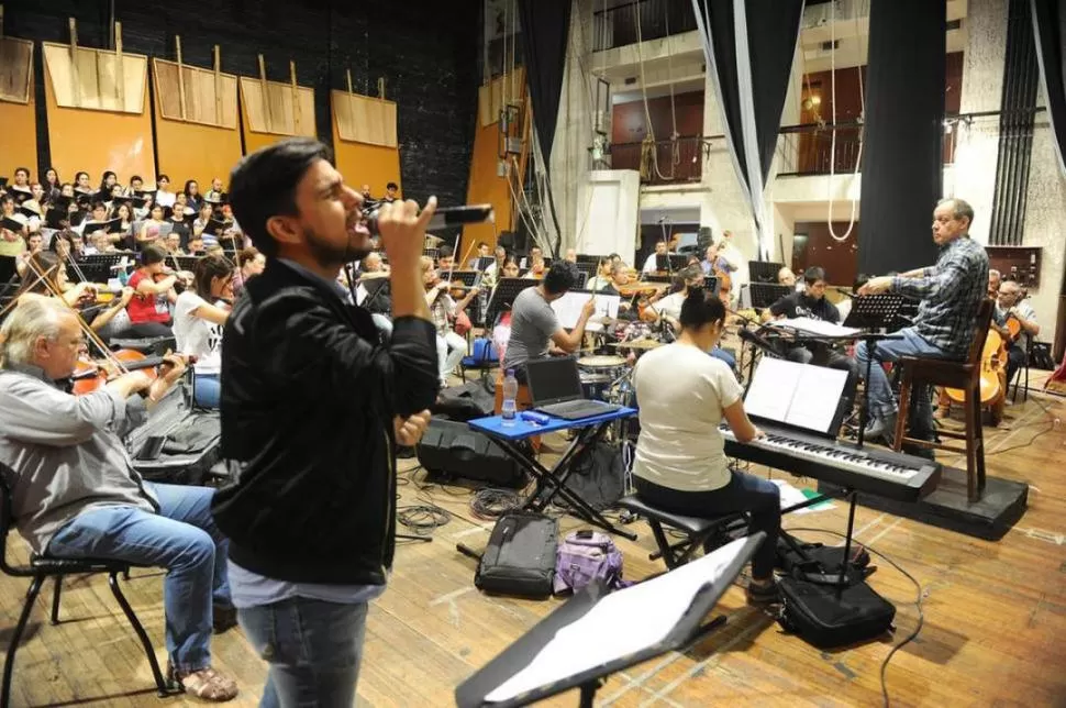 BANDA Y ORQUESTA. Nostalgia y alegría en canciones que sabemos todos. 