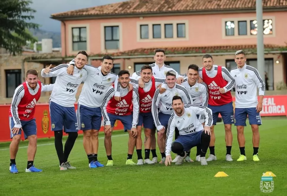 TOTAL CONFIANZA. A pura sonrisa vivió los tres días de entrenamiento el seleccionado “albiceleste” en Mallorca, España. prensa afa