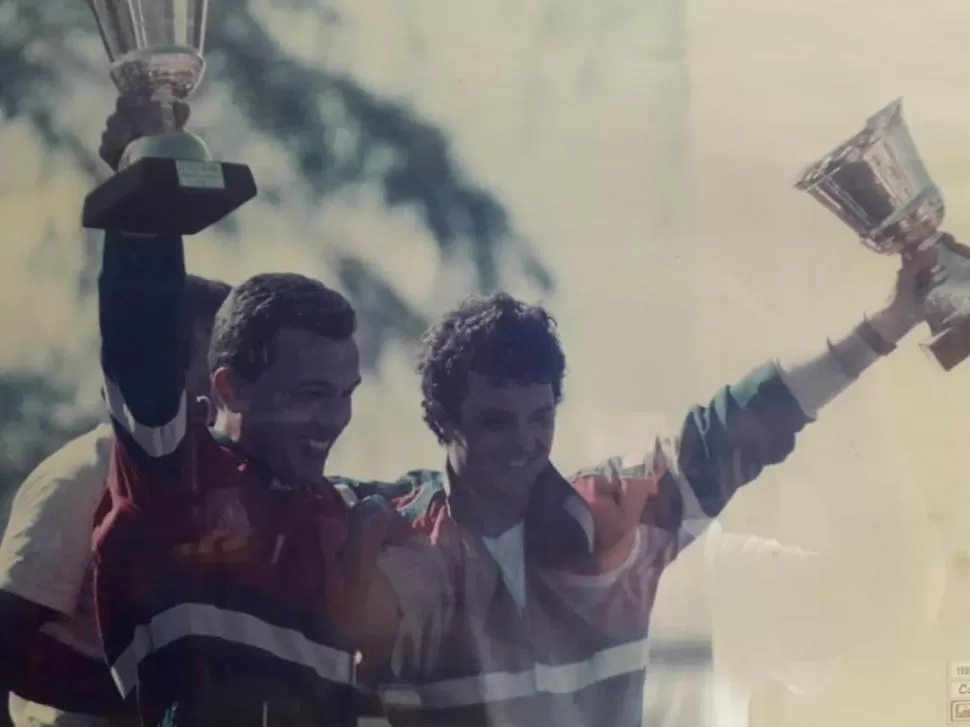 FELICIDAD. Drago y Posse, subidos al podio de los ganadores en Entre Ríos. 