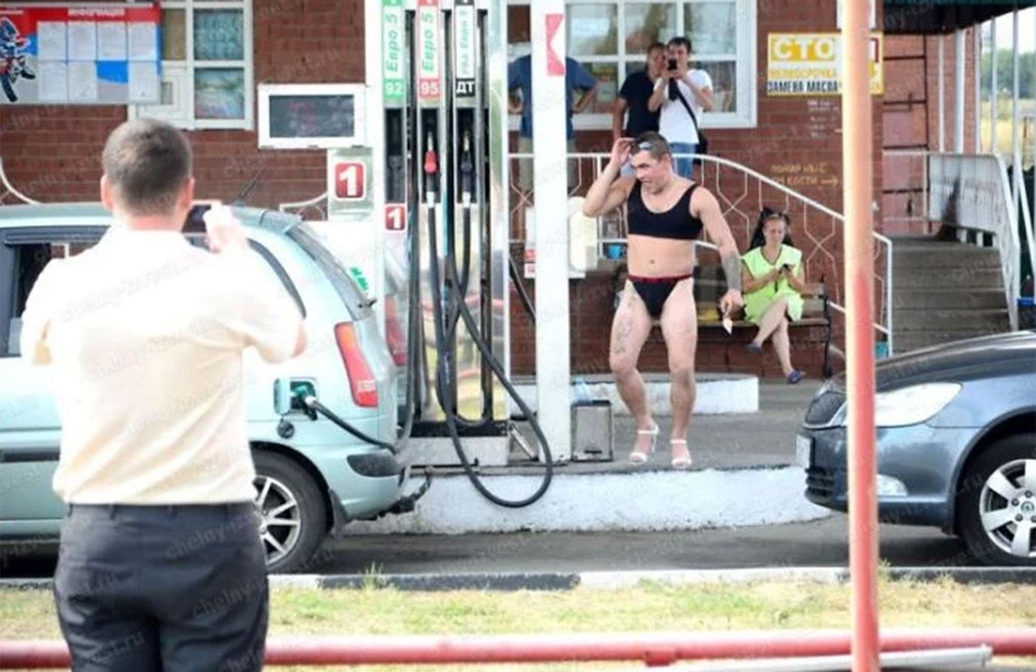 Una promoción divertida: ofrecieron nafta gratis a quienes fueron a cargar de bikini y tacos