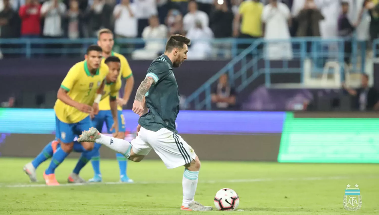 Messi disparó el penal a la derecha de Allison, que fue a ese costado. (FOTO TOMADA DE TWITTER @Argentina)