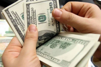 El dólar bajó a $ 62,93 y en la semana cayó 13 centavos