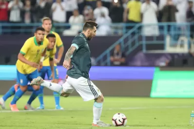 Leo Messi marcó en su vuelta a la Selección, que le ganó el clásico a Brasil