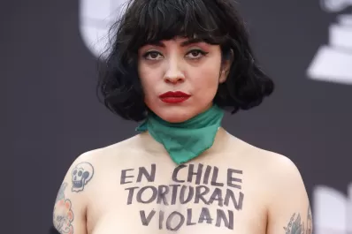 Mon Laferte hizo topless en los Grammy Latino para protestar contra la violencia en Chile