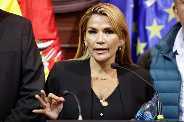 Jeanine Áñez le mandó un mensaje a Macri y a Fernández
