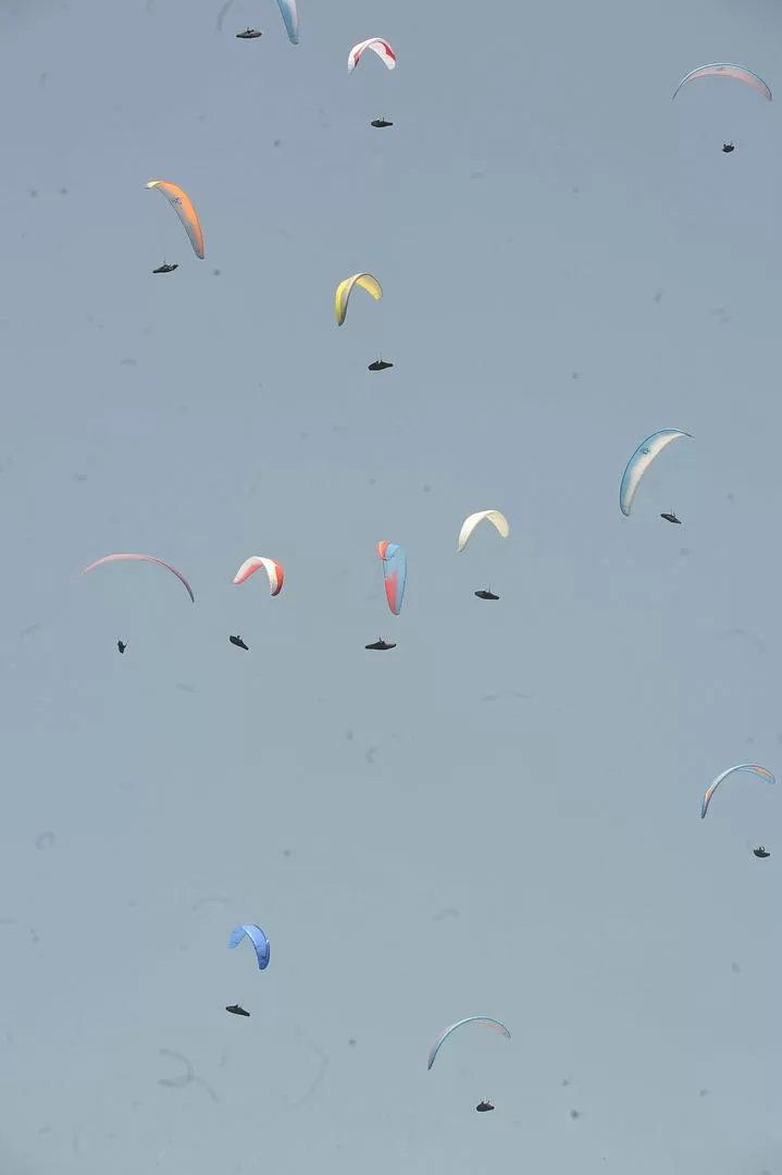 COLORES EN EL AIRE. Luego de la cancelación de la manga del miércoles por mal clima, ayer los parapentes volvieron a surcar el cielo en Loma Bola. la gaceta / fotos de ANTONIO FERRONI