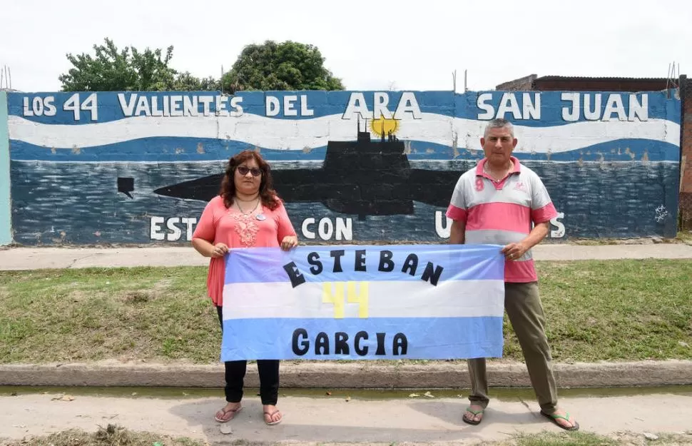 EN MEMORIA. A la vuelta de su casa, en el barrio San Fernando, se pintó un mural en homenaje a los 44 marinos que iban a bordo del ARA San Juan. la gaceta / fotos de analia jaramillo 