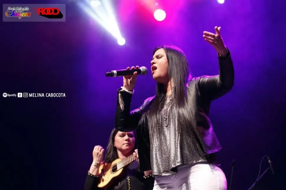 CANTORA. Una voz potente acompañada por una banda bien tucumana. 