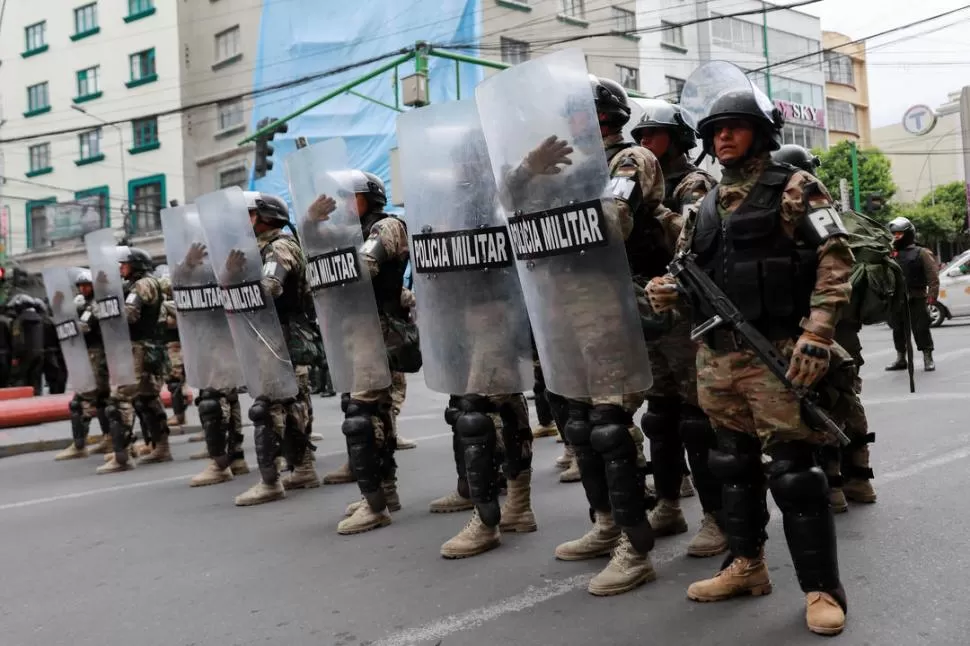 EXPECTANTES. Los refuerzos de las fuerzas preventivas mantuvieron la tensión ante la posibilidad de enfrentamientos reuters