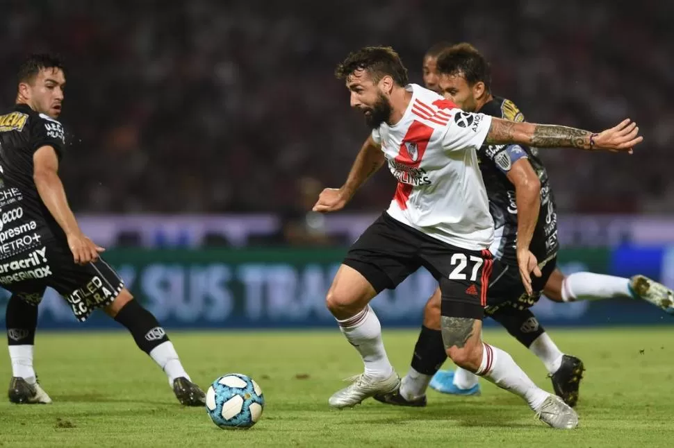 CON MUCHO ESFUERZO. River consiguió el objetivo que fue a buscar al “Kempes”: se clasificó para una nueva final. En la foto, Lucas Pratto trata de llevarse la pelota.  prensa river plate