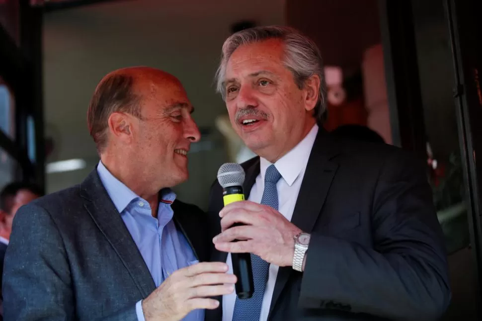 APOYO. Alberto brinda unas palabras tras saludar al uruguayo Martínez. reuters