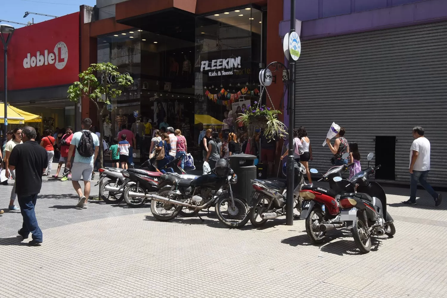 MENDOZA AL 600. Varios motociclistas estacionaron sus rodados en medio de la peatonal.